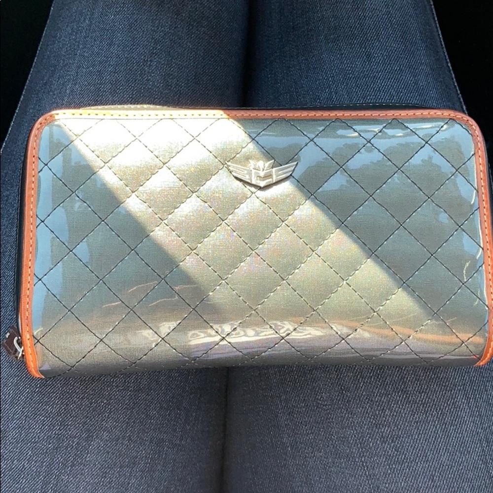 Consuela Wallet